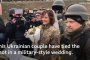 Украинска двойка сключва сватба във военен стил