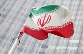 Иранското знаме се развява пред централата на Международната агенция за атомна енергия (МААЕ) във Виена, Австрия, 10 юли 2019 г.
