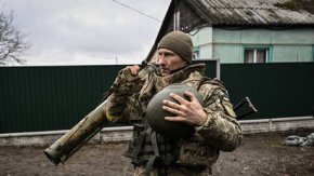 Украински войник край Киев, Украйна, 3 март 2022 г. 