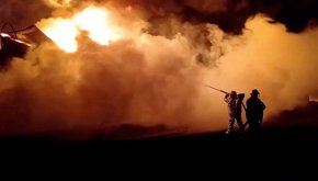 Пожарникари гасят пожар в петролна база, който според Държавната служба за извънредни ситуации на Украйна е бил причинен от руски удари в Житомирска област, Украйна, 7 март 2022 г.