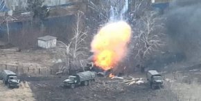 Руски военен автомобил се взривява след удар от украинска артилерия близо до Киев, докато командирите твърдят, че силите на Москва продължават да търпят тежки загуби в цялата страна