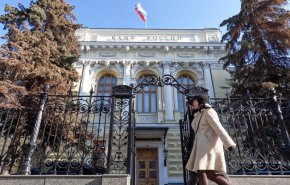 Банката на Русия въвежда временни ограничения за операции с пари в брой