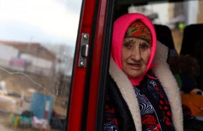 83-годишната Наташа, свидетелка на Втората световна война, гледа от автобус, след като е пресякла границата от Украйна в Полша, бягайки от Николаев след руската инвазия в Украйна, на граничния контролно-пропускателен пункт в Медика, Полша, 8 март 2022 г.