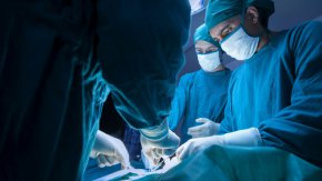Първият човек, на когото бе трансплантирано сърце от генетично модифицирано прасе по време на новаторска операция