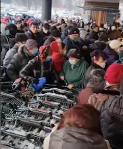 Местните жители са възмутени, че се чака с часове, за да се доберат до олиото в магазина