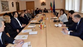 Вицепремиерът и министър на икономиката Корнелия Нинова се срещна с производители на олио в Министерството на икономиката индустрията