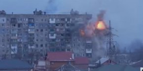 В събота Русия бомбардира градове в цяла Украйна, като обстрелва Мариупол в южната част на страната