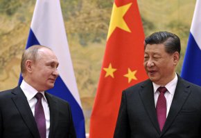 Руският президент Владимир Путин и китайският президент Си Дзинпин разговарят помежду си по време на среща в Пекин, Китай, 4 февруари 2022