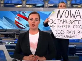 Жена с плакат срещу войната в Украйна влезе на живо