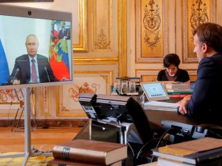 Френският президент Еманюел Макрон обеща в понеделник да продължи да