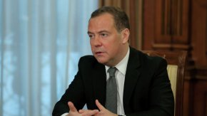 Бившият руски президент Дмитрий Медведев обвини Запада, че води хибридна война срещу страната му
