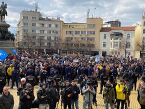 Протестиращите искат оставката на кабинета Петков и настояват Борисов да бъде освободен незабавно