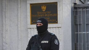 Полицай охранява входа на посолството на Русия 2022 в София, България. ©Георги Палейков / 