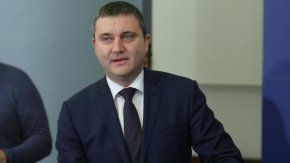 На 17 декември 2021 г. бившият финансов министър от ГЕРБ Владислав Горанов навлезе в граничен пункт Калотина с джип Тойота 