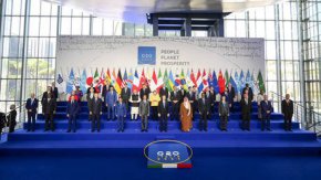 Марио Драги и други световни лидери позират за семейна снимка в първия ден от срещата на върха на Г-20 в Рим, 30 октомври 2021 г. , Рим, Италия.
