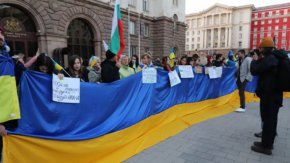 На самото шествие хора от уредбата призоваха България да продължи да помага