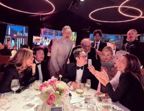 Снимка, споделена от модния журналист Дерек Бласбърг, показва няколко звезди, които са се скупчили около мобилен телефон и наблюдават хаоса на церемонията / Дерек Бласбърг