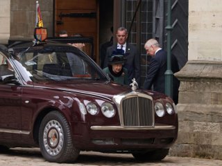 Кралица Елизабет Втора се просълзи на възпоменателната служба за принц
