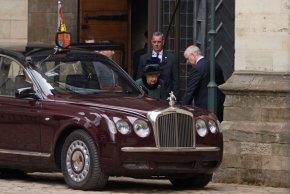 Кралица Елизабет Втора се просълзи на възпоменателната служба за принц Филип