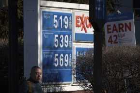 Цените на бензина на бензиностанция Exxon на Капитолийския хълм се виждат на 14 март 2022 г. във Вашингтон, окръг Колумбия