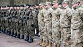 Агенцията подчертава, че досега НАТО е имала постоянни многонационални части само в балтийските държави Естония, Латвия и Литва, както и в Полша