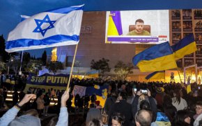 Тълпа се събира, за да гледа телевизионното обръщение на украинския президент Владимир Зеленский към израелския Кнесет в Тел Авив, Израел