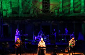 Шотландската певица, музикант и текстописец Астрид Уилямсън ще придружава Dead Can Dance по време на повечето дати от турнето