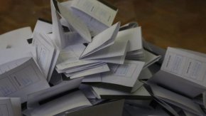  

Напомняме, че хартиената бюлетина отпадна с последните промени в ИК и на изборите за 46-о и настоящото 47-о НС м.г. вотът бе само машинен в секциите с над 300 регистрирани гласоподаватели