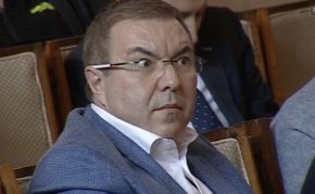 Костадин Ангелов му отвърна, че трябва да влезе в ролята си на експерт по медицина и пожела да подпомогне зам.-председателя на парламента с лекарства