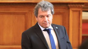 Йорданов беше категоричен, че външният министър Теодора Генчовска (която е от квотата на ИТН в правителството) следва официалната държавна политика, за разлика от министър-председателят, който се опитва да прокарва друга политика