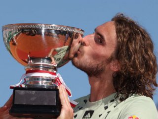 Гръцкият тенисист Стефанос Циципас успя да защити титлата си от