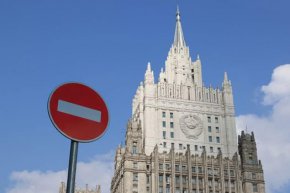 Руското министерство отбелязва, че мярката е в отговор на „немотивираното” решение на България от март да обяви десет дипломати от руското посолство в София за персона нон грата