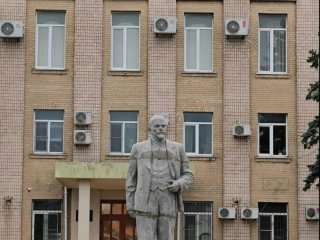 Статуя на бившия съветски лидер Владимир Ленин е издигната в