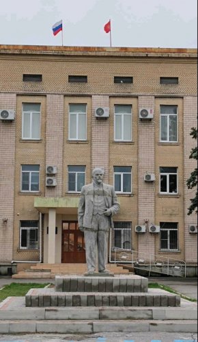 Статуята на Владимир Ленин е поставена отново в окупирания от Русия Геническ, Украйна. 

(От Facebook)