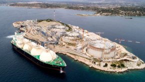Гръцкият премиер Кириакос Мицотакис провери готовността на станцията за втечнен газ на остров Ревитуса за увеличен обем за доставки на синьо гориво