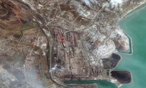 Спътникова снимка показва завода за желязо и стомана "Азовстал" в Мариупол, Украйна, на 9 април. 