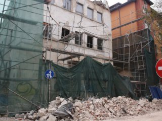 Строителната фирма която днес предизвика падането на фасада на сграда