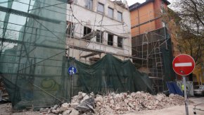 Строителната фирма, която днес предизвика падането на фасада на сграда в центъра на София, ще бъде глобена