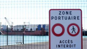 Според медиите, докато корабособствениците търсят зелена светлина за митническо преминаване в съдилищата, пристанищните власти имат проблеми с корабите