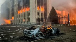 Изглед към подпалената сграда на кметството по време на масовите протести в Алмати, Казахстан, 11 януари 2022 г