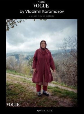 На фотоса - дело на Карамазов, родопчанката е с типичното за възрастните жени в този район облекло
