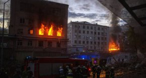 Службите за спешна помощ работят в района след експлозия в Киев, Украйна, 28 април 2022 г. © AP / Emilio Morenatti