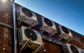 През зимата отоплителните системи не трябва да затоплят сградите над 19 градуса, въпреки че се допуска отклонение от 2 градуса. Преди това обществените сгради можеха да се охлаждат до 26 градуса