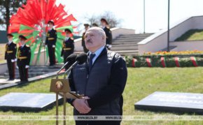 

Според Лукашенко западните съседи не позволявали на своите граждани да отидат в Беларус, въпреки въведения от него безвизов режим за периода на празниците