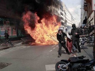 Хиляди протестиращи излязоха по улиците на Париж в неделя за