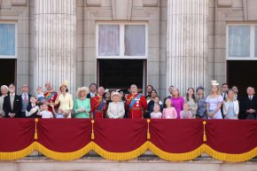 Появата на кралското семейство на балкона е традиционна част от празненствата
