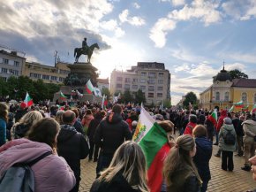 Гражданите се обявяват категорично за това, че България не трябва да е страна във военния конфликт в Украйна, да не се дава оръжие или военна помощ на Киев