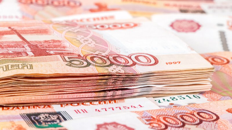 Руската рубла достигна днес двегодишен връх спрямо долара и еврото,