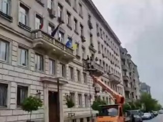 Две неизвестни лица с камион вишка свалиха днес украинското знаме