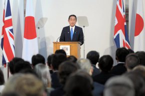 Японският министър-председател Фумио Кишида произнася реч във финансовия район Сити в Лондон на 5 май. (Kyodo News/Getty Images)